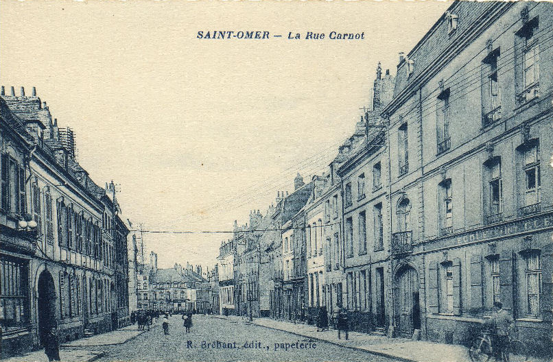 Sur la gauche de la vue on aperçoit un porche,c'est par ce passage voûté que l'on accéde à la rue Alphonse de Neuville. Tout au fond c'est la rue Faidherbe qui commence.